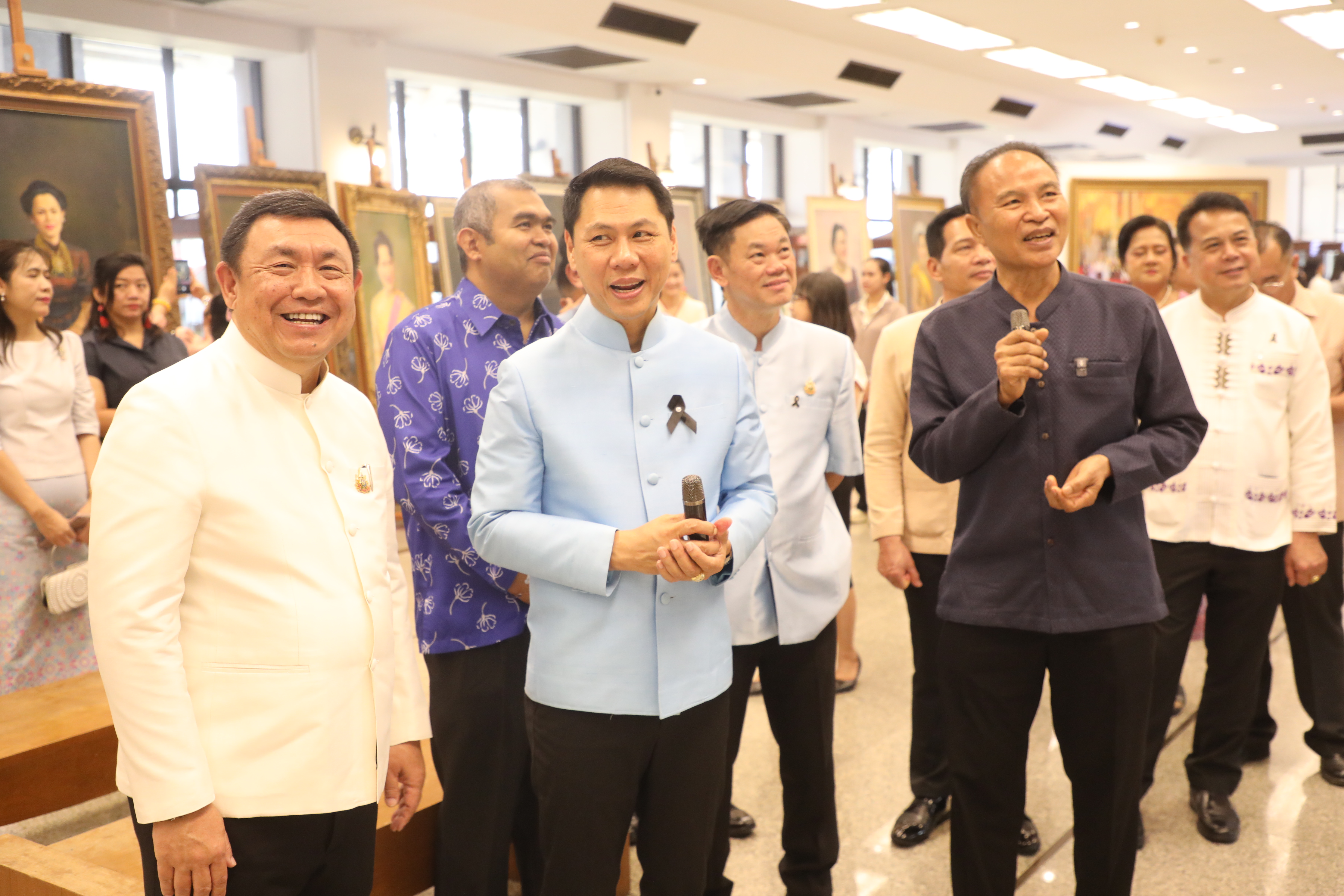 title - มากกว่าความรักระหว่างคู่ครอง คือความรักต่อปวงชน ส.ป.ก. จัดงาน “รักแห่งศิลป์ รักแห่งแผ่นดิน” พลังแห่งศิลปะที่เชื่อมโยงสถาบันและประชาชน